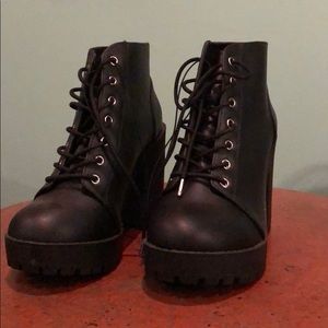 DIVIDED boots